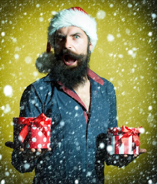 Ano Novo homem com presentes — Fotografia de Stock