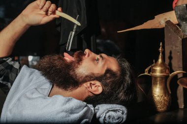 Sakallı adam tıraş vardır