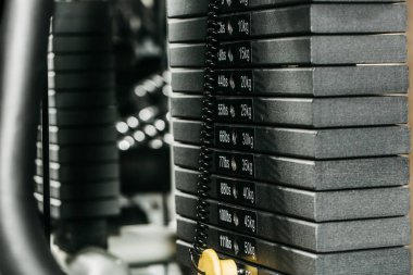 Siyah metalik veya demir tabak