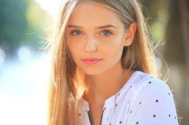 sarışın sevimli kız güneşli