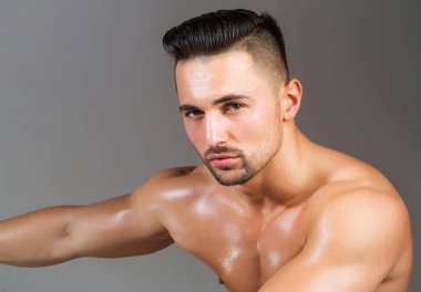 Yakışıklı adam veya kas maço