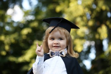 Küçük çocuk çocuk manto açık