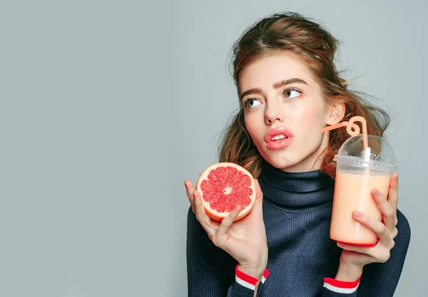 グレープ フルーツ ジュースを飲む美少女 — ストック写真