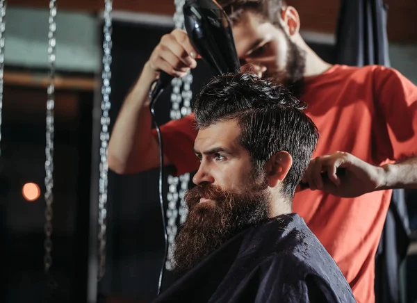 Friseur trocknet dem Mann die Haare — Stockfoto
