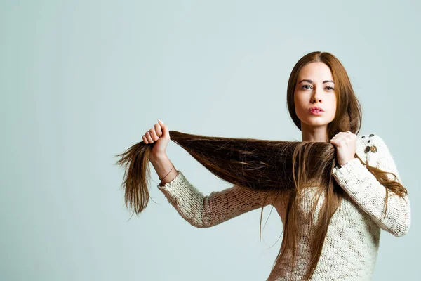 Menina bonita com cabelo comprido — Fotografia de Stock