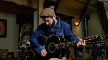 Motorcu partide gitar en sevdiğim şarkıyı çalmaya kot gömlek sakallı