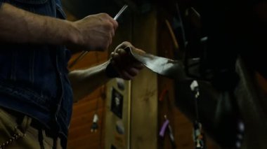 Kuaför deri kayış ile düz tıraş bıçağı keskin. Berber el deri netlik ile eski ustura ile çalışır