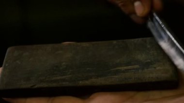 Kuaför berber dükkanı olarak kullanılmak üzere bir bıçak hazırlanıyor. Saç, saç ve sakal için profesyonel araç