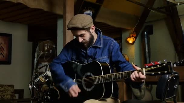 Motero barbudo con camisa de mezclilla tocando la canción favorita de la guitarra en la fiesta — Vídeos de Stock