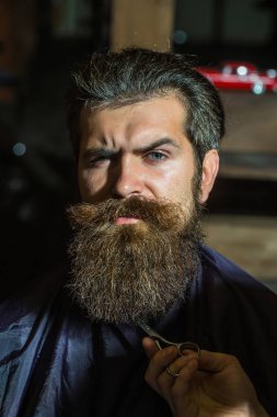 Berber Dükkanı yakışıklı sakallı adam