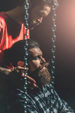 Kuaför stilleri sakallı adama