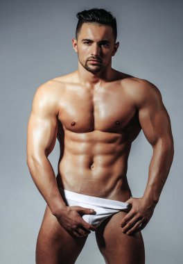 Yakışıklı adam veya kas maço