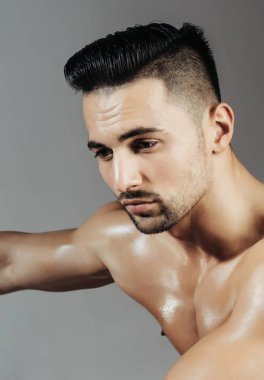 Yakışıklı adam veya kas maço