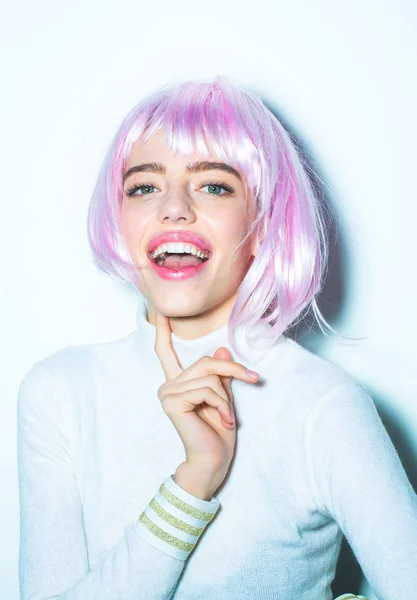 Csinos lány a rózsaszín haj paróka — Stock Fotó