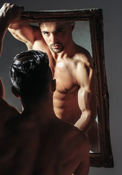Knappe gespierde bodybuilder op spiegel — Stockfoto