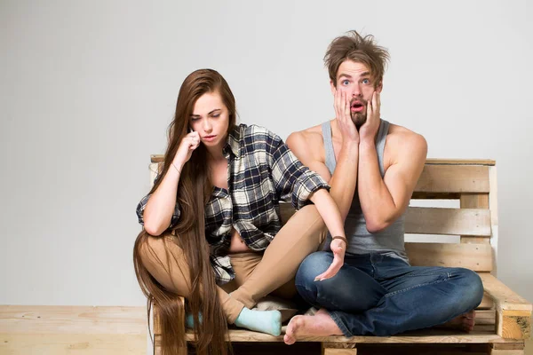 Young couple talk on phone — Stock Photo, Image