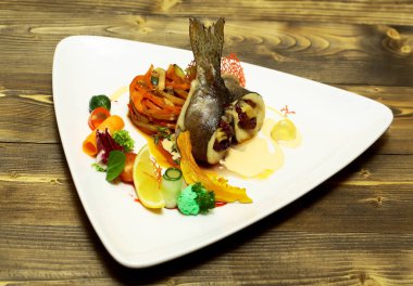 Kavrulmuş doldurulmuş balık