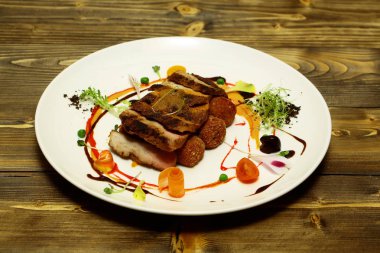 Kızarmış et ve ekmekli pirzola