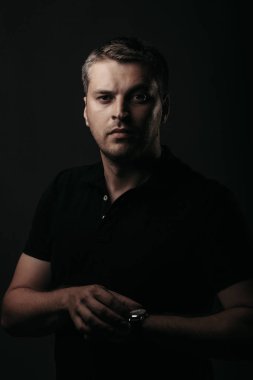 seksi yakışıklı adam gözetimimde el ile