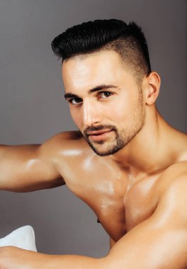 Yakışıklı adam veya kas maço