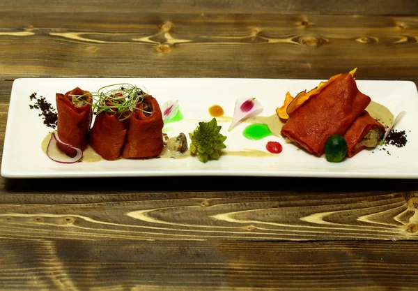 Haddelenmiş krep doldurma ile