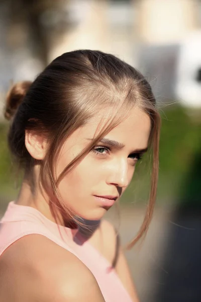 Menina loira em camisa rosa — Fotografia de Stock