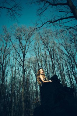 ormandaki zarif genç kadın