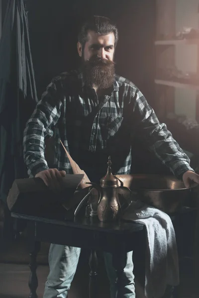 Brodaty mężczyzna z narzędzia Fryzjer — Zdjęcie stockowe