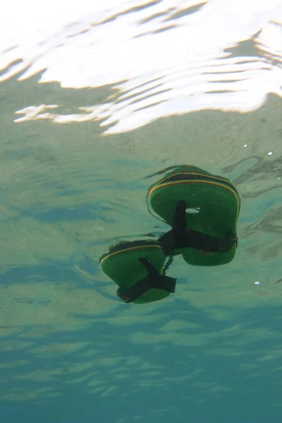 Flip flops floating on sea surface. — Stock Photo, Image