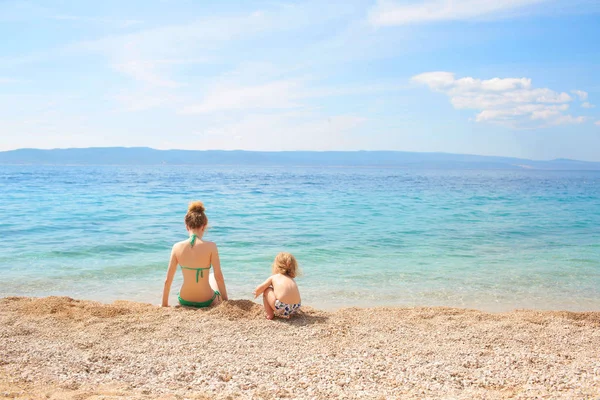 Mère et fils sur la plage — Photo