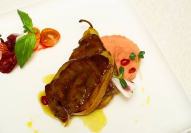 Armut üzerinde ızgara et fileto