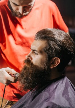 Berber Dükkanı yakışıklı sakallı adam