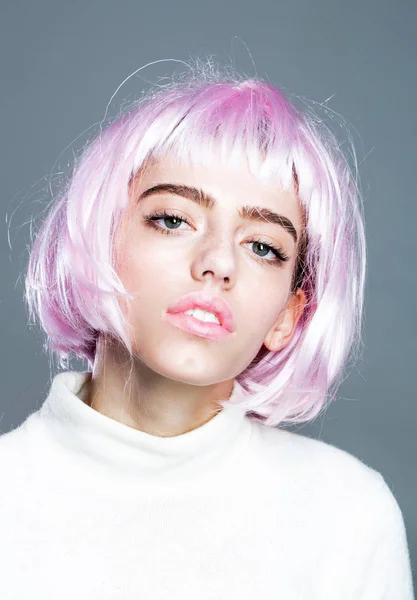 Ładna dziewczyna w różowe włosy perukę — Zdjęcie stockowe