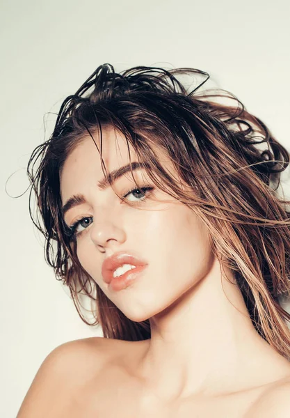 Bella ragazza con lunghi capelli bagnati — Foto Stock