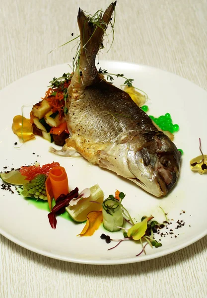 Pescado asado con verduras — Foto de Stock