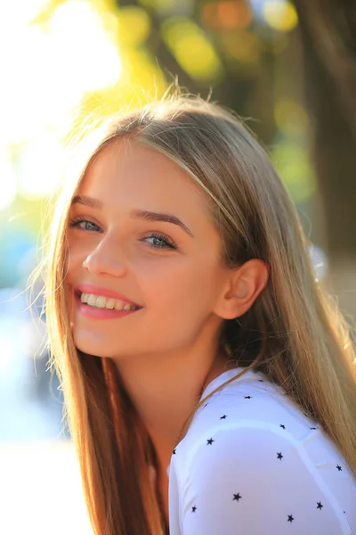 Blond, schattig meisje op een zonnige dag — Stockfoto