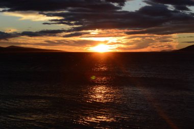 Günbatımı deniz yüzeyi üzerinde.