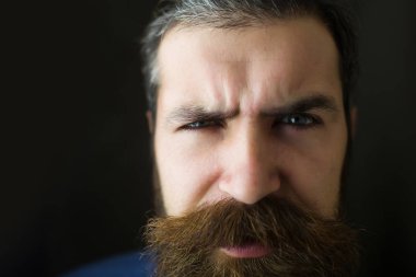 Sakallı bıyıklı şaşırmış adam