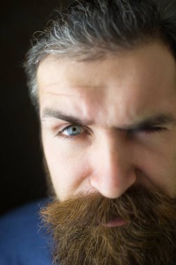 Sakallı bıyıklı ciddi adam