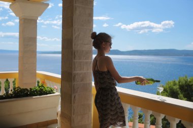 şarap ile balkonda güzel kadın