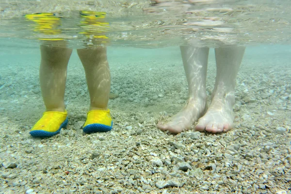 水に人間の足 — ストック写真