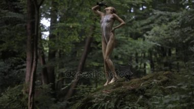 Çıplak kız ile güzel bir vücudun kendini ormanda süt dökmek