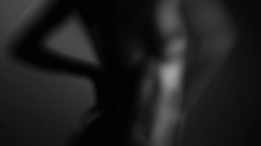 Güzel bir genç kadın cesedi bir bulanıklık tanınmaz halde çıplak kadın, siyah ve beyaz video silüeti