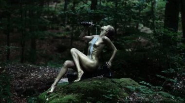 Güzel bir kız vücut akan bir süt damlama