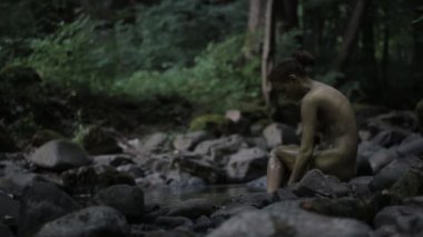 Çıplak cesedi bir dağ nehir boya kapalı yıkama kız