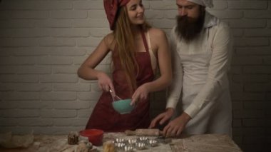 Kız Şef yumurta sahanda yumurta atar ve kocası un ile yemek yapmak için yardımcı olur ve onun kız arkadaşı sarılarak