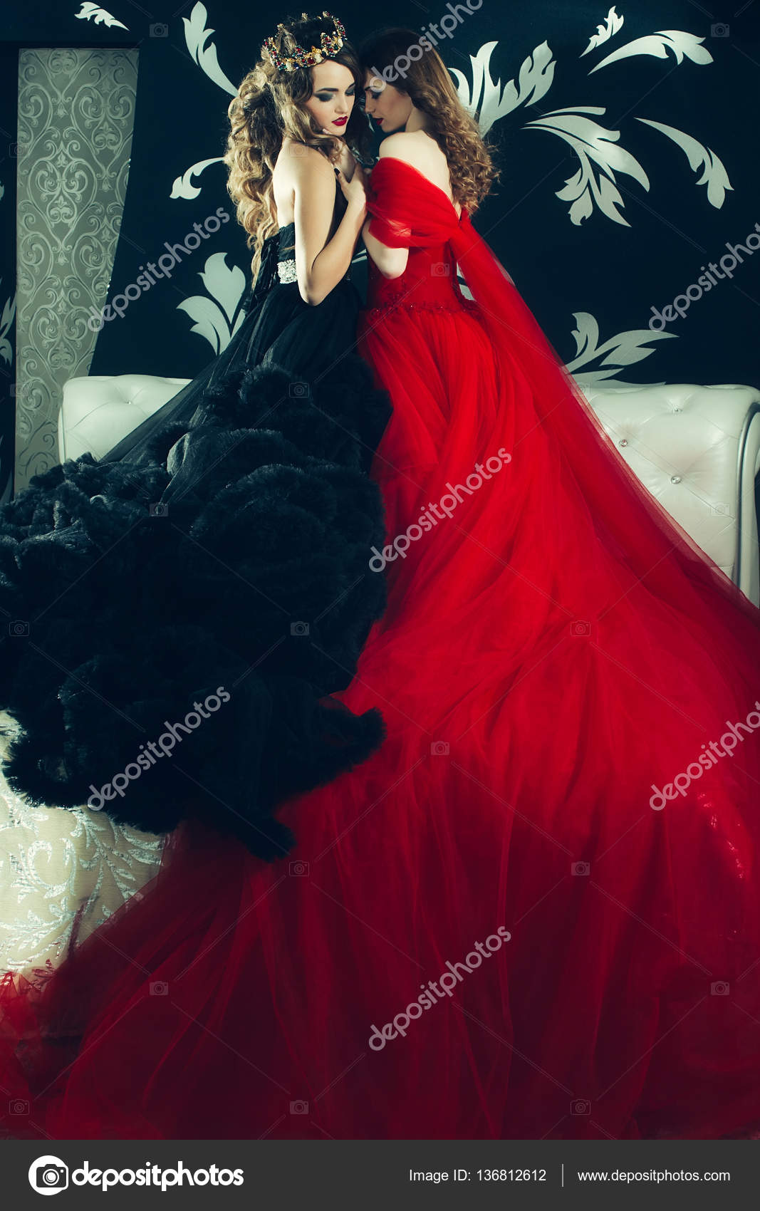 Intuición Poderoso compromiso Mujeres bonitas en vestidos elegantes: fotografía de stock © Tverdohlib.com  #136812612 | Depositphotos