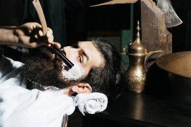Sakallı adam tıraş vardır
