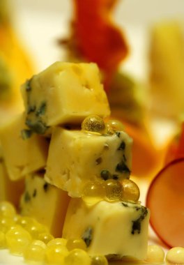 Mavi kalıp ile doğranmış peynir