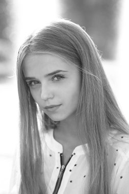 Oldukça sevimli genç kadın